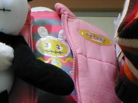 コイツも口が縫われている!