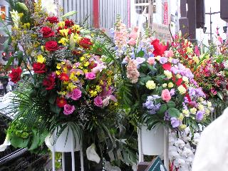 �����ɂ͊֌W�e�Ђ���̉ԑ��������ς�