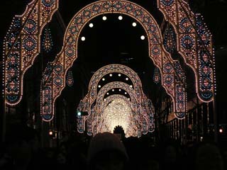 �~���i���I