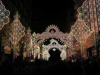 �~���i���I