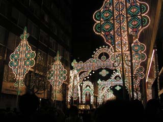 �~���i���I